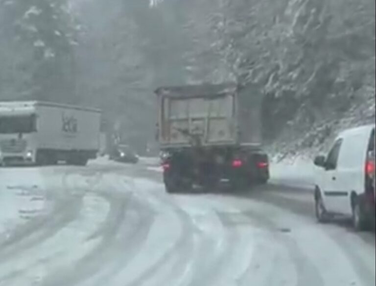 Saobraćajni kolaps na pojedinim dionicama puteva u BiH zbog snijega