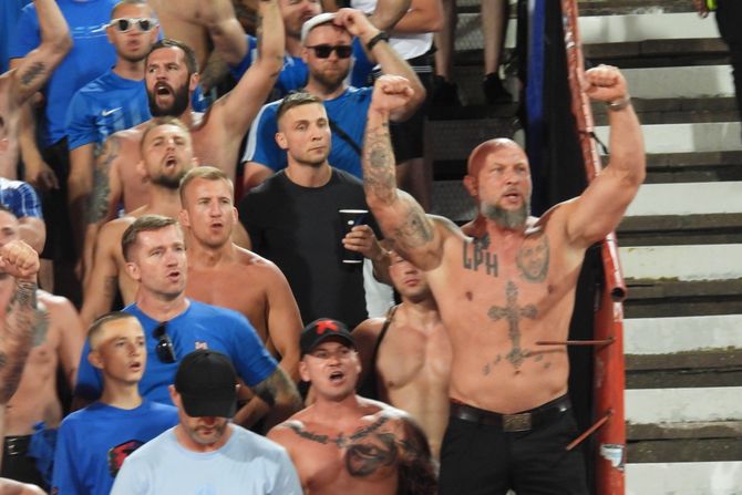 Albancima pala zastava u Varšavi! Poljski navijači je bacili na pod, pišu poruku „Kosovo je Srbija“