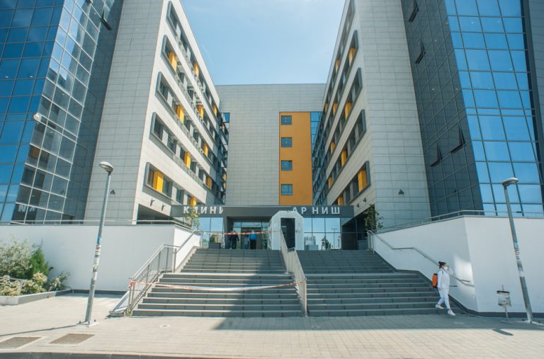 Otac 10 dana spavao u kolima kod bolnice zbog žene i sina: „Svaki trenutak je vredeo“ FOTO