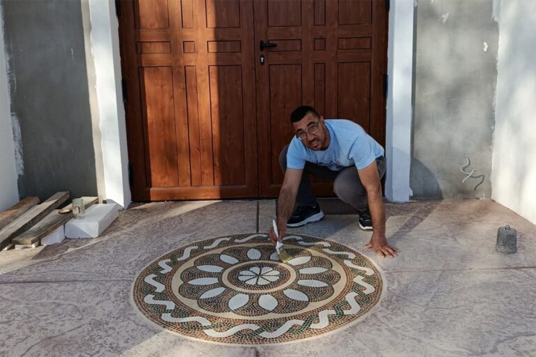 Milan Ivanović izrađuje svoj prvi mozaik u Bijeljini, poklanja ga hramu