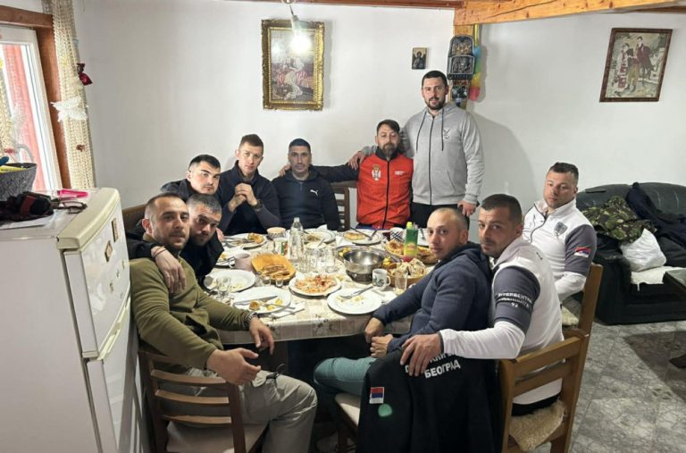 Bratski dočekani na Žabljaku: Srpski hodočasnici prešli crnogorsku granicu, prate ih surovi vremenski uslovi