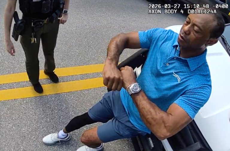 Šok snimak hapšenja slavnog golfera: Tajger Vuds jedva stoji, pa zaspao u policijskom autu FOTO