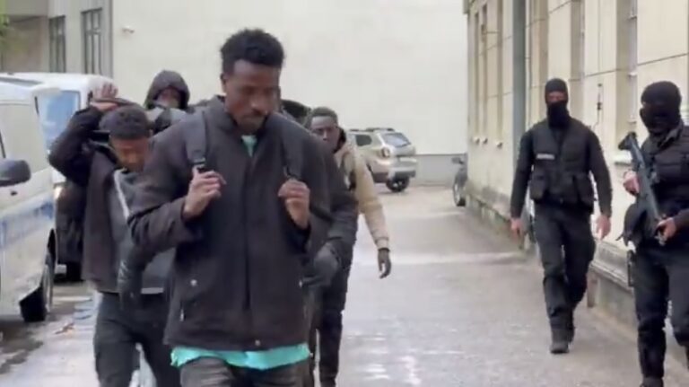 Migranti provalili u srpske kuće i crkvu, mještani u strahu