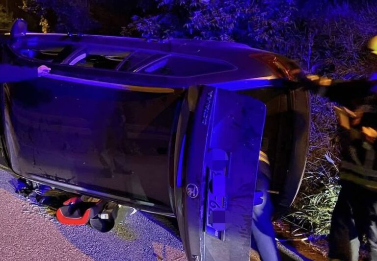 Automobil se prevrnuo na bok, intervenisali banjalučki vatrogasci