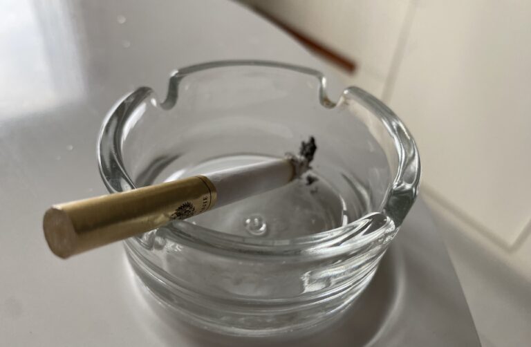 Britanija uvodi doživotnu zabranu cigareta za sve rođene posle 2008. godine