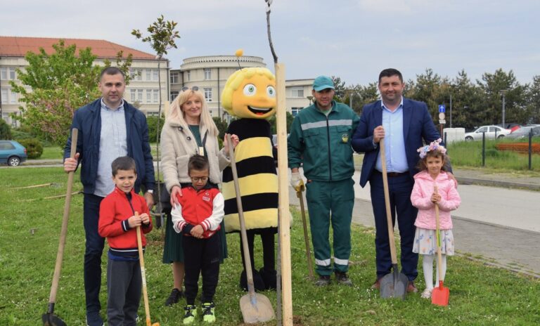 Park predškolstva i prijateljstva: Sadnjom drveća obilježen Dan planete Zemlje u Bijeljini FOTO