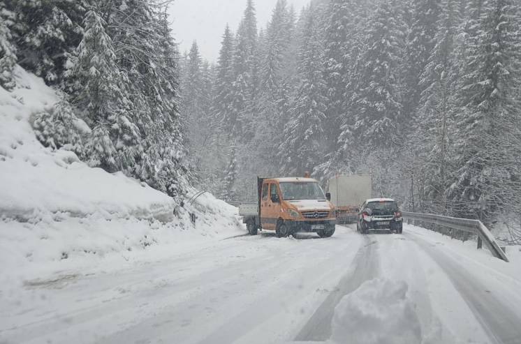 Snijeg na Jahorini u aprilu izazvao kolaps: Gužve na putu Pale–Jahorina