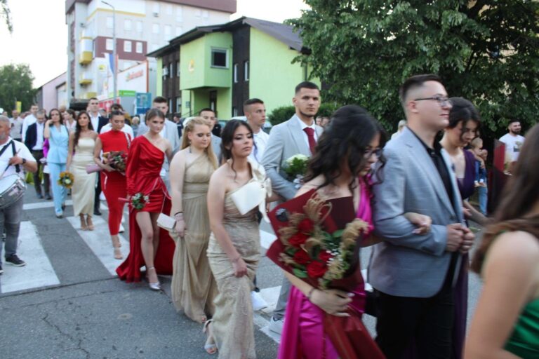 Kozarska Dubica finansira maturske proslave