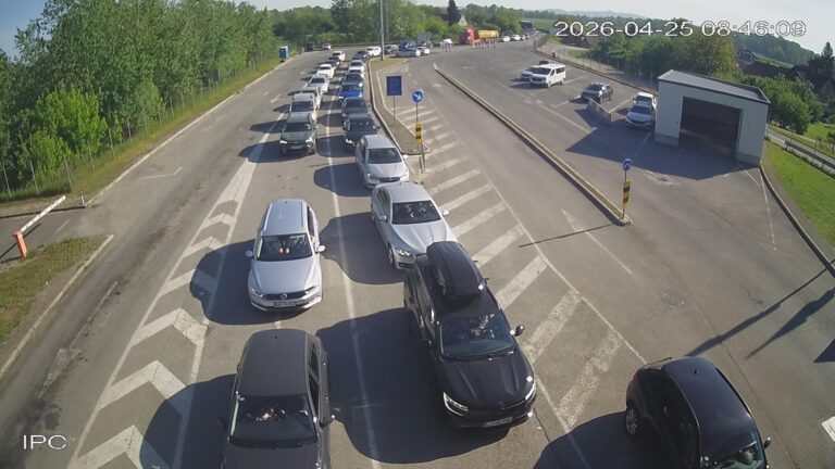 Velike gužve na graničnim prelazima Donja Gradina i Velika Kladuša