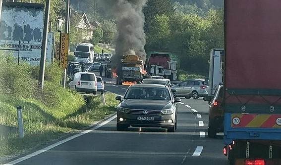 Zapalio se kamion-dizalica na putu Tuzla – Srebrenik, saobraćaj u potpunom prekidu