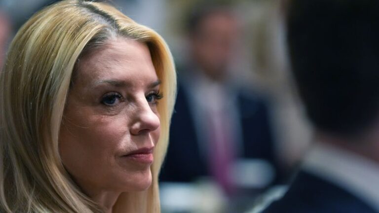 Tramp smjenio državnu tužiteljku Pam Bondi: Epstajn presudio?