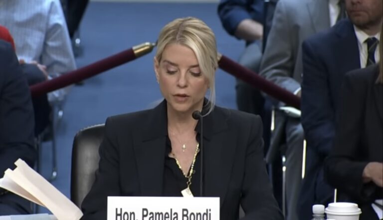 Burno u Bijeloj kući: Pam Bondi molila Trampa da zadrži posao? Epstajn i demokrate joj „došli glave“?