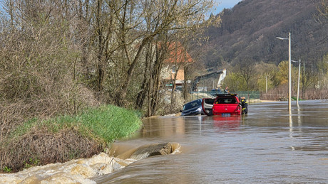 Stariji par ostao zaglavljen u potpljenom vozilu zbog poplava