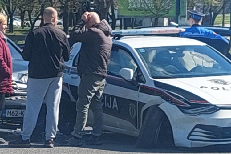 Sudar u Sarajevu paralizovao saobraćaj: Povrijeđeno više osoba, među vozilima i policijsko