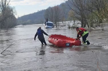 Drama u Petrovu: Kombi ostao zarobljen u vodi, reagovali spasioci iz Gračanice