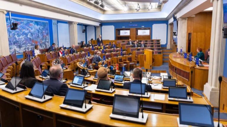 Skupština Crne Gore odbila srpsku trobojku